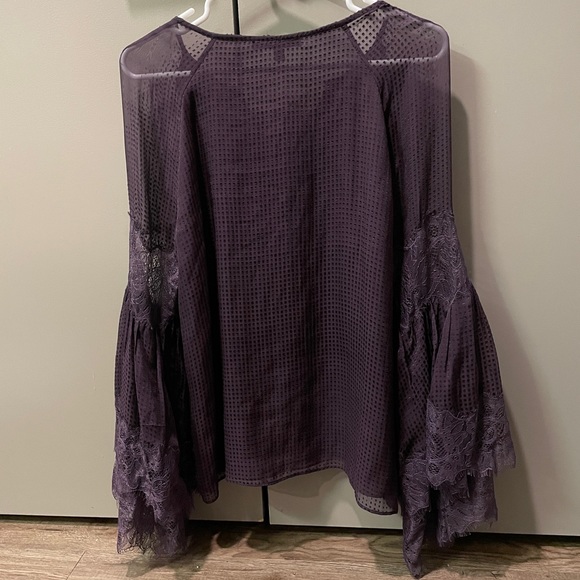 Chelsea and Walker Blouse - Picture 3 of 12